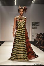 Model walk the ramp for Malini Ramani Show at Wills Lifestyle India Fashion Week 2012 day 4 on 9th Oct 2012 (122).JPG